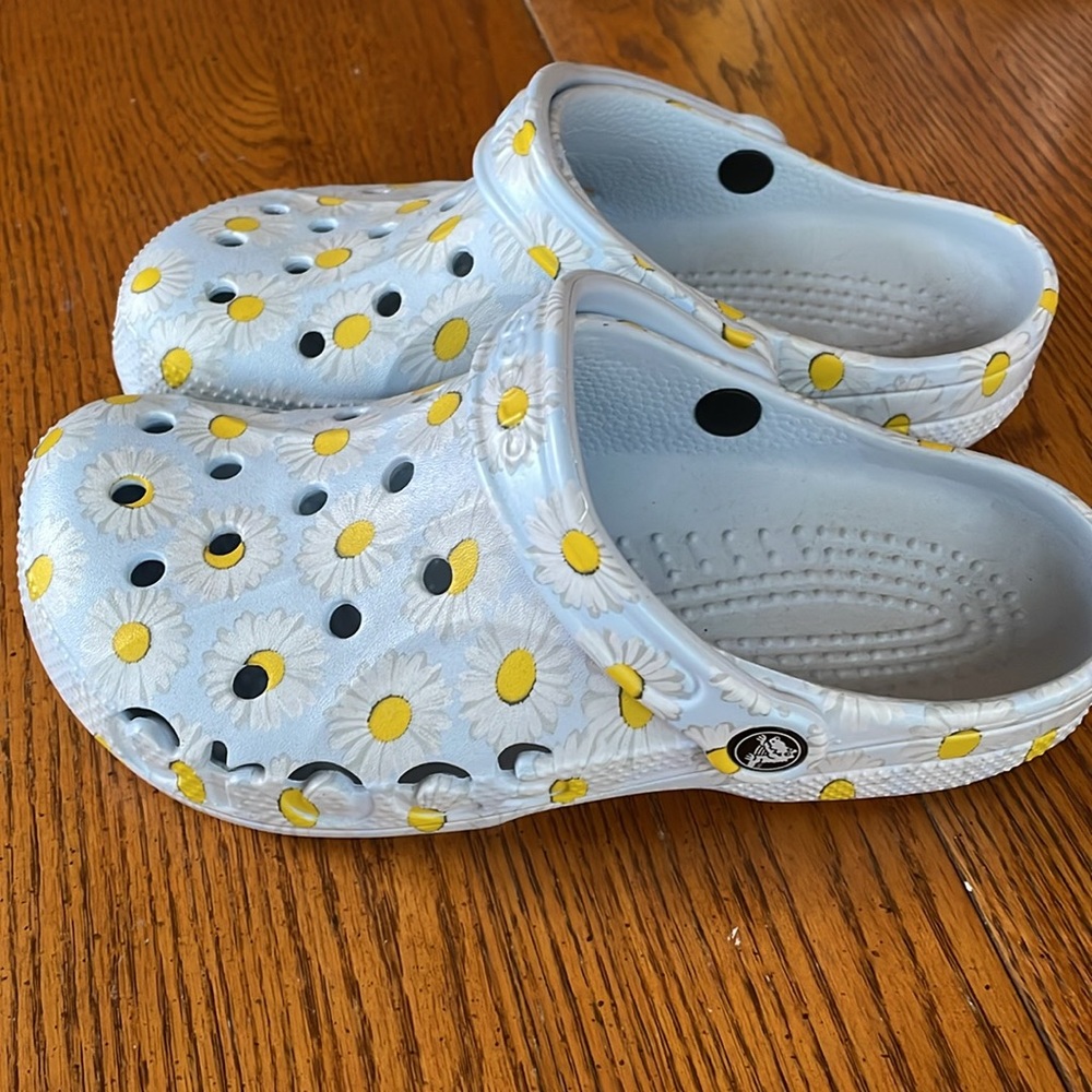 Crocs - light blue daisy print in yellow/white - Picture 2 of 4
